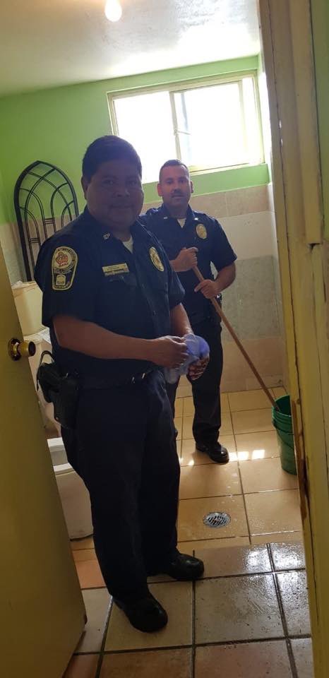 LadelNortee's tweet photo. Les platico que en Chihuahua los policias realizaron limpieza en el asilo “Rincón del amor” para prevenir el #Covid_19 ♥️♥️🥰 #FelizSabado https://t.co/ubSHF0xkjF