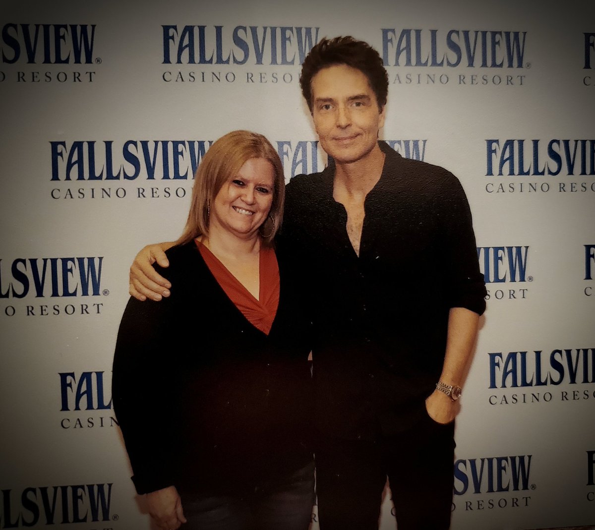 LindaEwing's tweet photo. #flashback about a month ago to happier times being able to leave the house! Getting to see @richardmarx in Niagara! 🇨🇦🎵💕 https://t.co/qu02PU8x6g