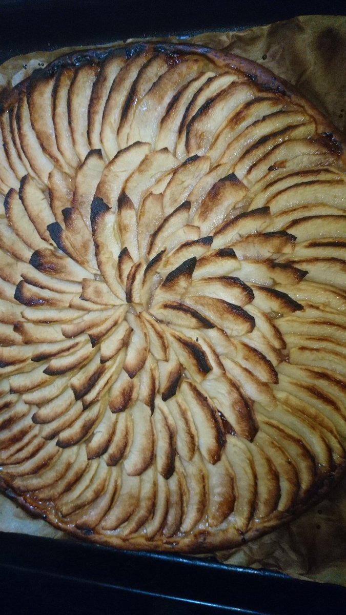 Tarte aux pommes simple Etale une pâte feuilletée, pique-la, ajoute une fine couche de confiture (celle que tu veux), ajoute les pommes coupées en fines tranches. Cuis au four environ 25mn à 220°C.(ici j'ai oublié la tarte et elle a un peu cramé  mais elle est jolie)