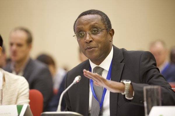 IGIHE's tweet photo. Minisitiri w'Ububanyi n'Amahanga, Dr Vincent Biruta, yatangaje ko ingamba nshya zashyizweho buri wese agomba kumva ko zimureba kandi bikozwe ku bw'impamvu zo kubungabunga ubuzima bwe, asaba buri we kuzubahiriza yirinda kandi arinda n'abandi. https://t.co/imSB6b4n6G