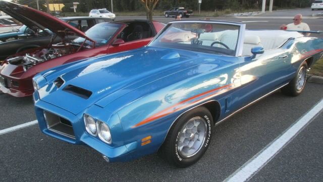 SVGTO's tweet photo. Stunning Lucerne Blue 72 GTO Convertible with Parchment interior, hood tach, 455 V8, Ram Air hood, Judge stripes and Honeycombs. Spectacular 😎👍🏻#purepontiac https://t.co/4iaqiopLvC