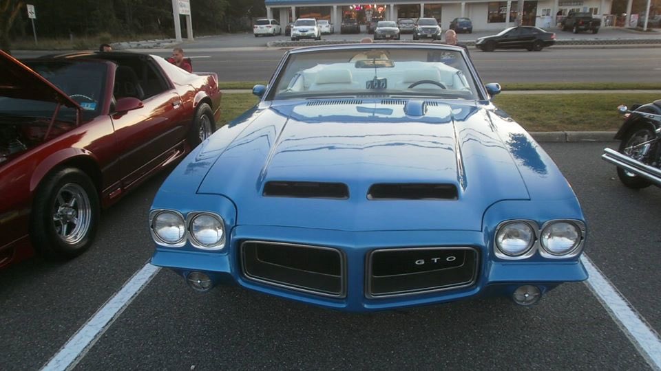 SVGTO's tweet photo. Stunning Lucerne Blue 72 GTO Convertible with Parchment interior, hood tach, 455 V8, Ram Air hood, Judge stripes and Honeycombs. Spectacular 😎👍🏻#purepontiac https://t.co/4iaqiopLvC