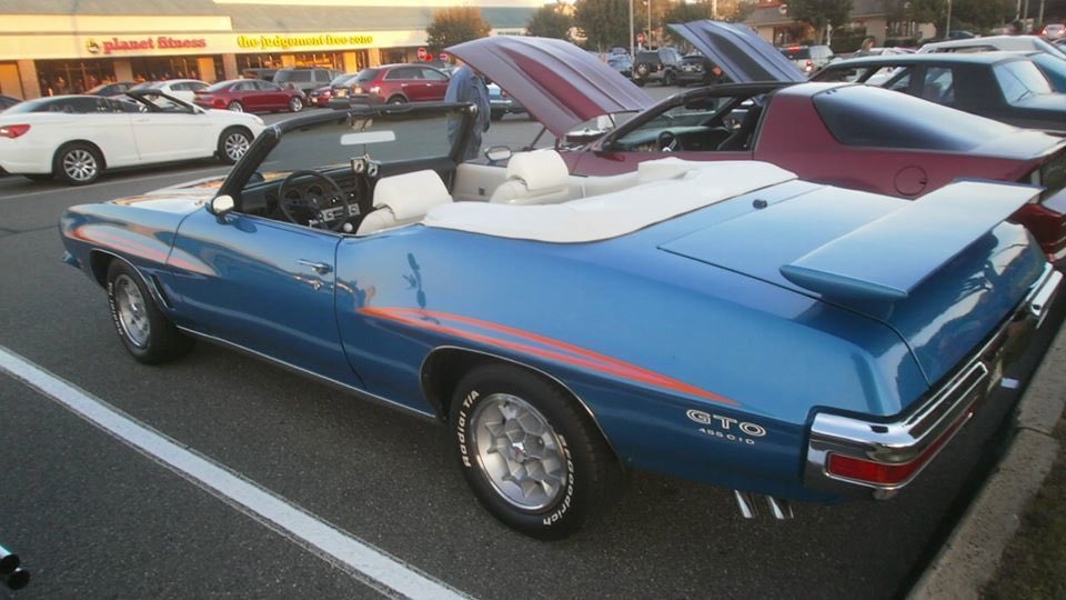 SVGTO's tweet photo. Stunning Lucerne Blue 72 GTO Convertible with Parchment interior, hood tach, 455 V8, Ram Air hood, Judge stripes and Honeycombs. Spectacular 😎👍🏻#purepontiac https://t.co/4iaqiopLvC