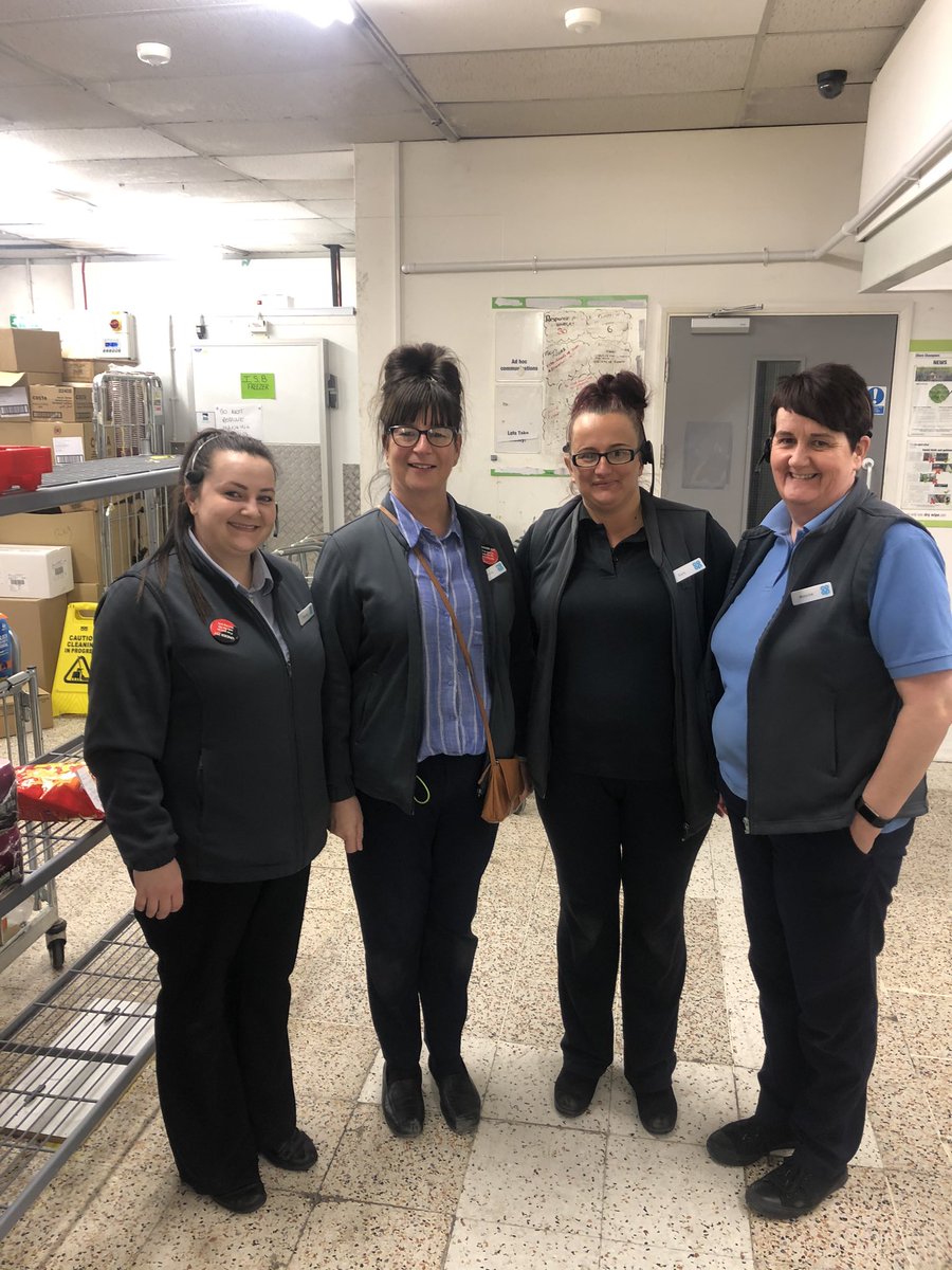 CraigHemingway0's tweet photo. Great to meet some fantastic colleagues on @Rachellee134 area today, offering support and sharing advice to help get through this most manic of weeks in retail #frontlineheroes #coopspirit @mazieblake12345 #team508 https://t.co/JRy4pgYZNU