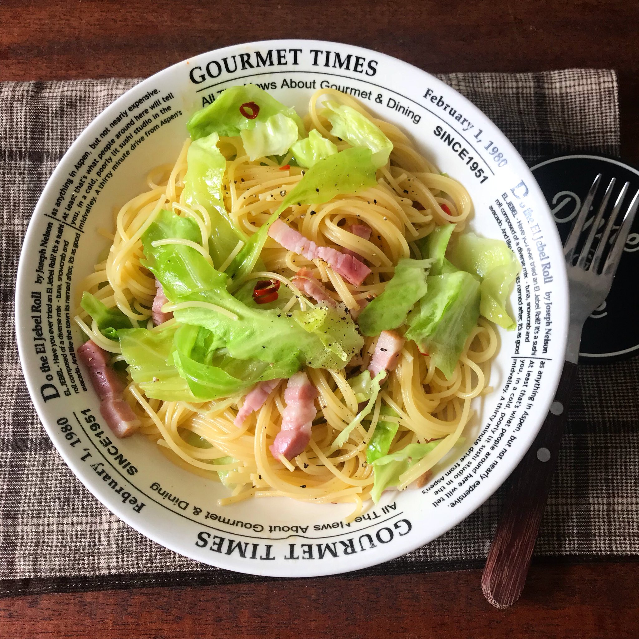 山本ゆり Syunkon レンジは600w 究極に簡単なペペロンチーノ 耐熱性の器に 折った麺 5 7分茹でのもの 100g ベーコン40g キャベツ1枚 チューブにんにく1cm 鷹の爪少々 オリーブ油小さじ2 塩小さじ1 3 顆粒コンソメ小さじ1 2 水250ml を
