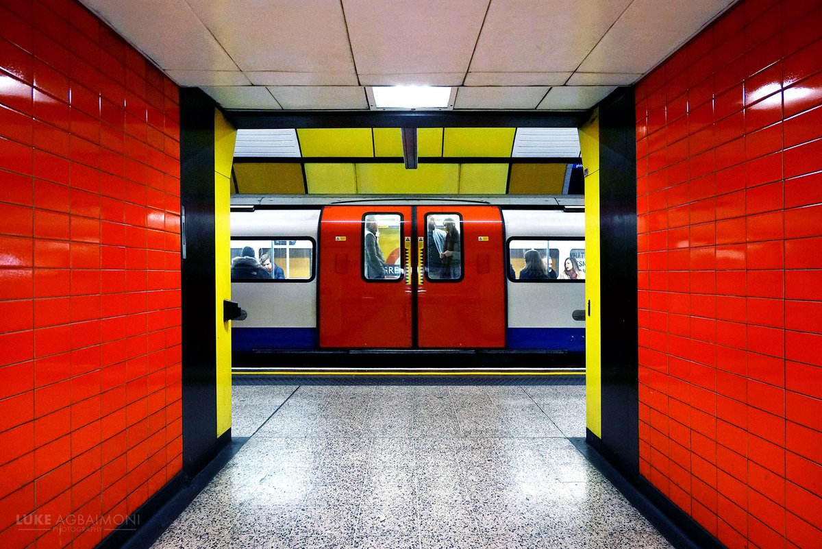 LONDON UNDERGROUND SYMMETRYPHOTO / 41GREEN PARKThis symmetrical scene looks resembles an abstract art painting by Piet Mondrian  http://instagram.com/tubemapper   http://shop.tubemapper.com/Green-Park/ Photography thread of my symmetrical encounters on the London UndergroundTHREAD