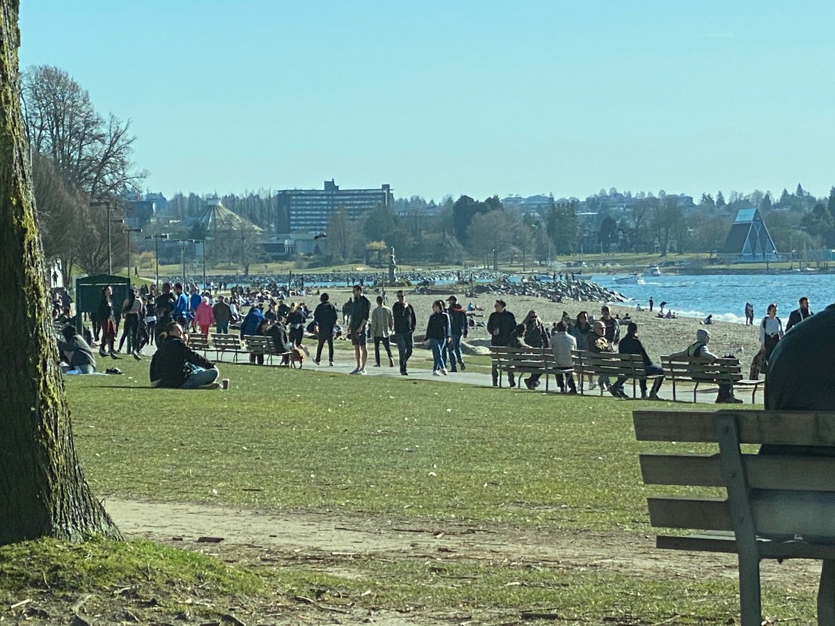 JanetBrown980's tweet image. English Bay right now ⁦@CKNW⁩ ⁦@GlobalBC⁩ ⁦@CUrquhartGlobal⁩ ⁦@jarmstrongbc⁩ ⁦@kennedystewart⁩ ⁦@adriandix⁩ ⁦@DrBonnieHenry⁩ not much social distancing going on unfortunately