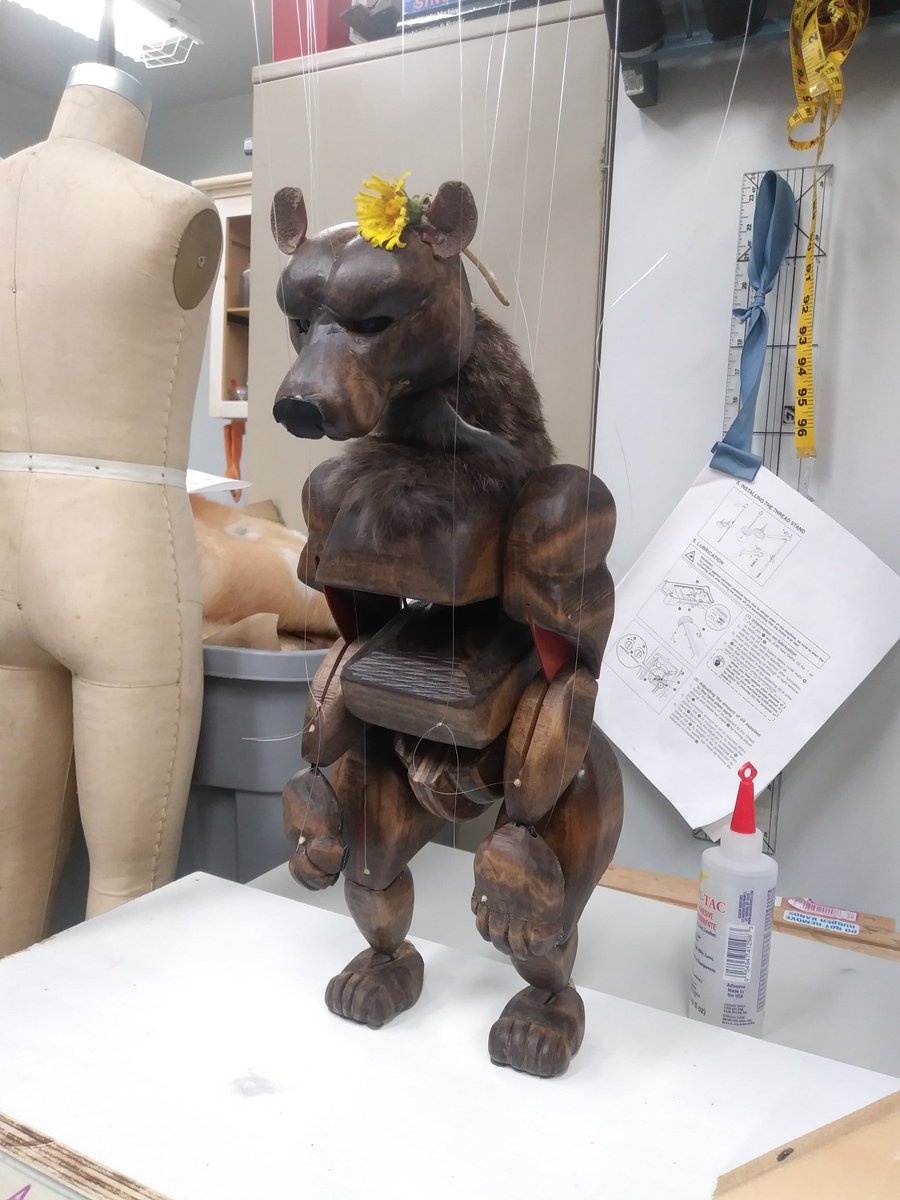 Hey it& #39;s   #WorldPuppetryDay !I& #39;m a puppeteer, puppet maker, and am currently finishing my MFA project in isolation. I hope to bring some puppet goodness to a crazy time. I& #39;m working on a puppet program pitch for a program focusing on gardening, foraging, and cooking!