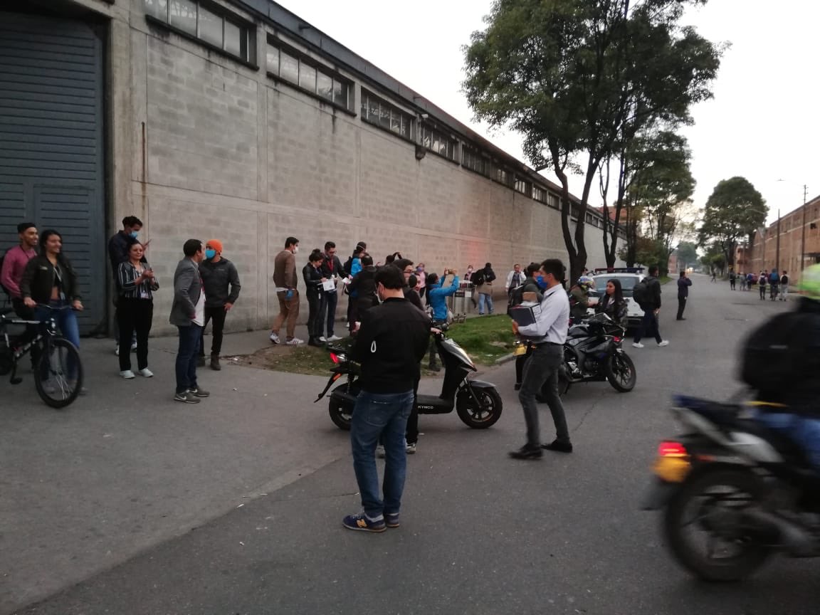 andresmarquino's tweet photo. Junto con la @Localidad16 en operativo de IVC se cierra por diez (10) días (Art. 92 Numeral 16 de la Ley 1801) otro Call Center en la localidad, @SectorSalud  identificó que incumple las condiciones sanitarias de acuerdo a lo establecido en la Ley 1801 de 2016. @GobiernoBTA https://t.co/u16OT7wOen