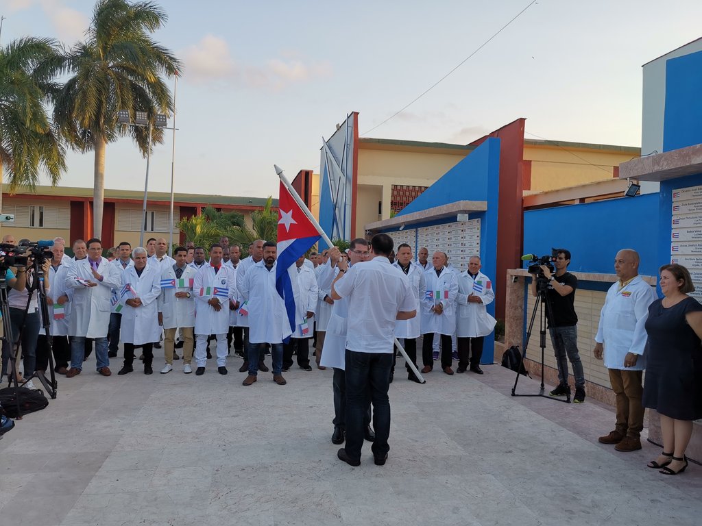 AnaTeresitaGF's tweet image. Despedimos a Brigada Médica #HenryRevee que parte para Lombardia, Italia, uno de los más complejos escenarios actuales donde azota el #COVID19. Nuestros profesionales, una vez más, harán gala de su altruismo y solidaridad. En esta ocasión, por primera vez, en Europa #CubaSalva.