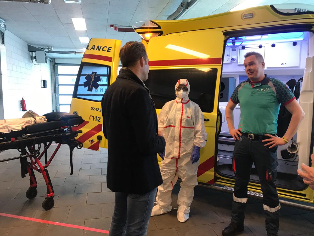hugodejonge's tweet photo. Op uitnodiging van @Bernhoven was ik vanmiddag in Brabant om te horen hoe de situatie daar nu is. Belangrijk dat het beter verdelen van de patiënten op gang is gekomen. Daarna in gesprek met medewerkers van @ETZnl. En langs bij het coördinatiecentrum. Wat is er veel werk verzet! https://t.co/GsYheyW1Vg