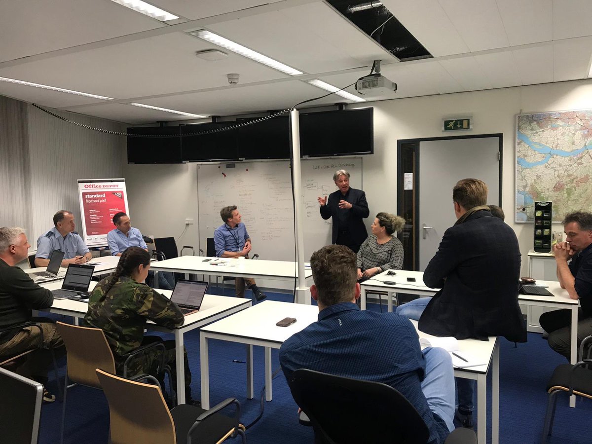 hugodejonge's tweet photo. Op uitnodiging van @Bernhoven was ik vanmiddag in Brabant om te horen hoe de situatie daar nu is. Belangrijk dat het beter verdelen van de patiënten op gang is gekomen. Daarna in gesprek met medewerkers van @ETZnl. En langs bij het coördinatiecentrum. Wat is er veel werk verzet! https://t.co/GsYheyW1Vg