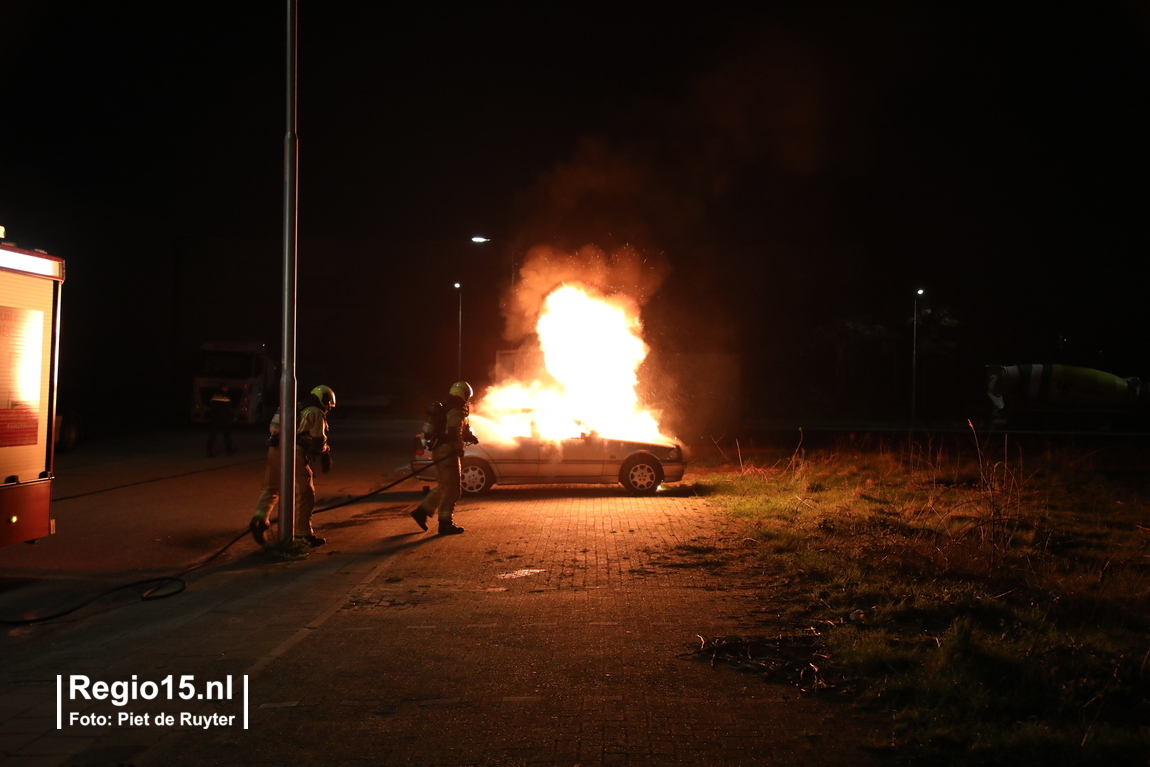 ONLINE: geparkeerde auto uitgebrand in de #Newtonstraat in #Zoetermeer..