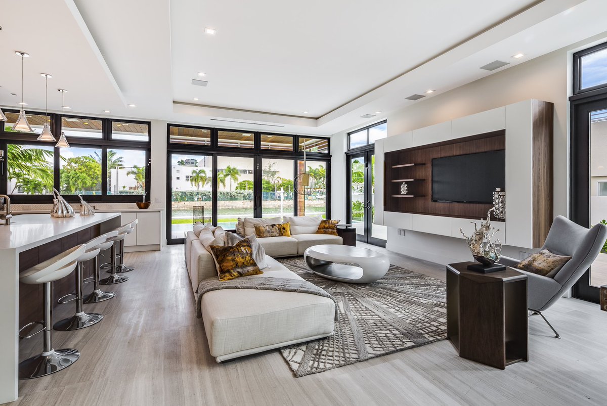 Catknowsmiami's tweet photo. 👏🏻 House goals ✨Stunning waterfront home wrapped in tropical Brazilian walnut and top notch finishes. Open floor plan with soaring high ceilings and floor to ceiling impact windows. 
4255 N Meridian Ave, Miami Beach
5 BD | 5.5 BA | 4,684 SF | 63 ft on the water 💸 Asking: $5.4M https://t.co/jXuI4lH3Zo