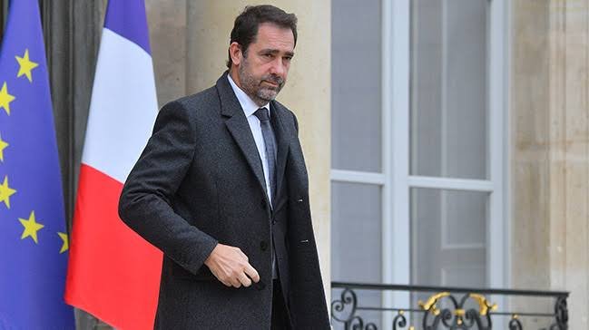 Fransa İçişleri Bakanı Christophe Castaner: "İnsanların bazıları hala embesil gibi dolaştığı için sokağa çıkma yasağı getirdik."

[BBC]