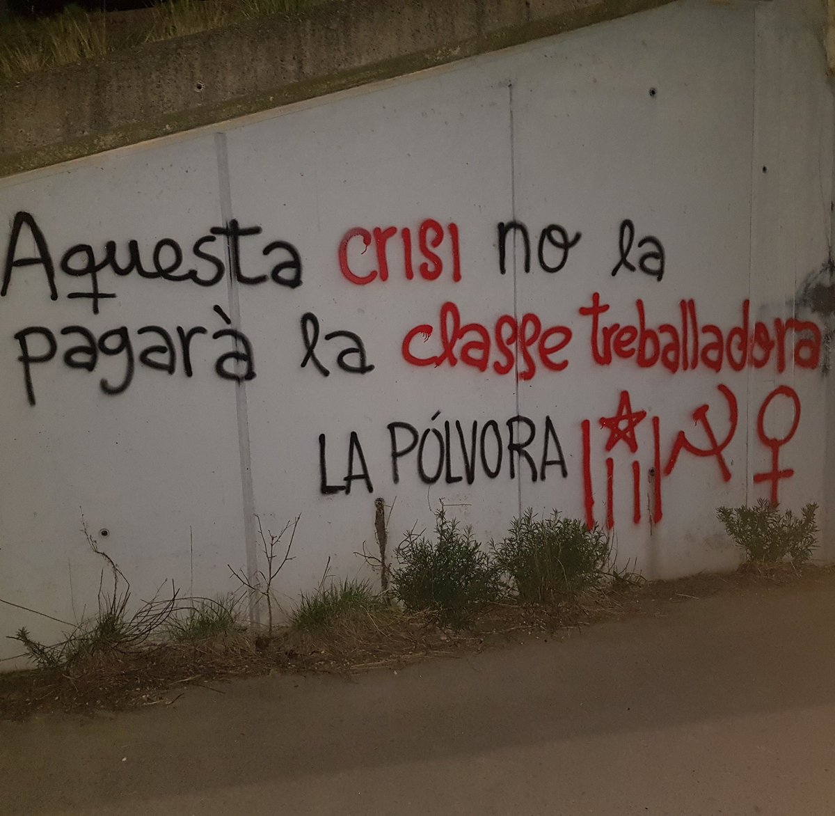 Estarem preparades per una nova batalla contra el sistema quan vulgui salvar-se a costa de retallar els drets de la classe treballadora. 

Sanitàries, transportistes, personal de neteja, investigadores, dependentes i reposadores, el jovent estem amb vosaltres! ✊