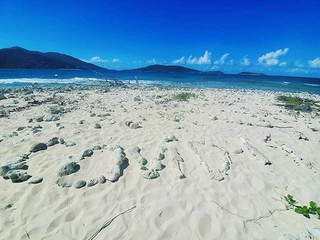 BoatdayVI's tweet photo. Empty beaches + social distance = #awayfromeveryday 🛥🏝☀️ https://t.co/hOAiTsmRXi