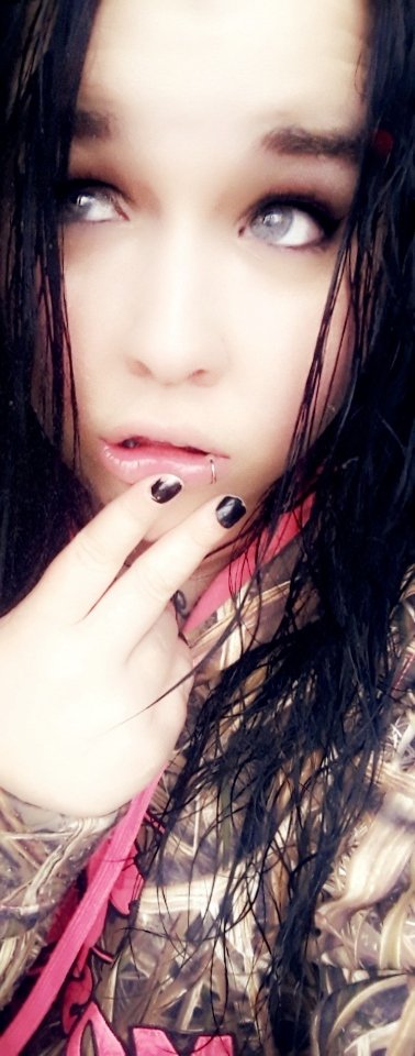 AmandaTincher6's tweet photo. Annnnnnd Its official I'm weird and I don't give a damn if you like me or not I know who I am and what I'm not 🖤🤷🖤💜.... .. .. .. #girlswithtattoos #girlswithtattoos #nofilter #fresh #power #blah #freedom #emotionalhealth  #why #deathcore #igiveup #metal https://t.co/cDJZkw1Tx1