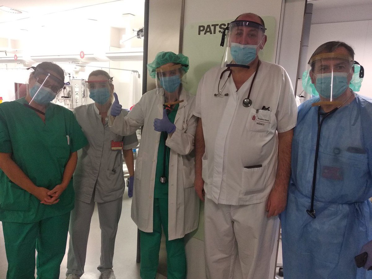 🚀¡Allá vamos!

🏥Esta tarde hemos entregado las primeras pantallas impresas en 3D a personal de urgencias del Complejo Hospitalario de Navarra

¿Y sabéis qué? Podemos ayudarles imprimiendo más ¿te apuntas al reto? #AyudaMakersNavarra ↘️