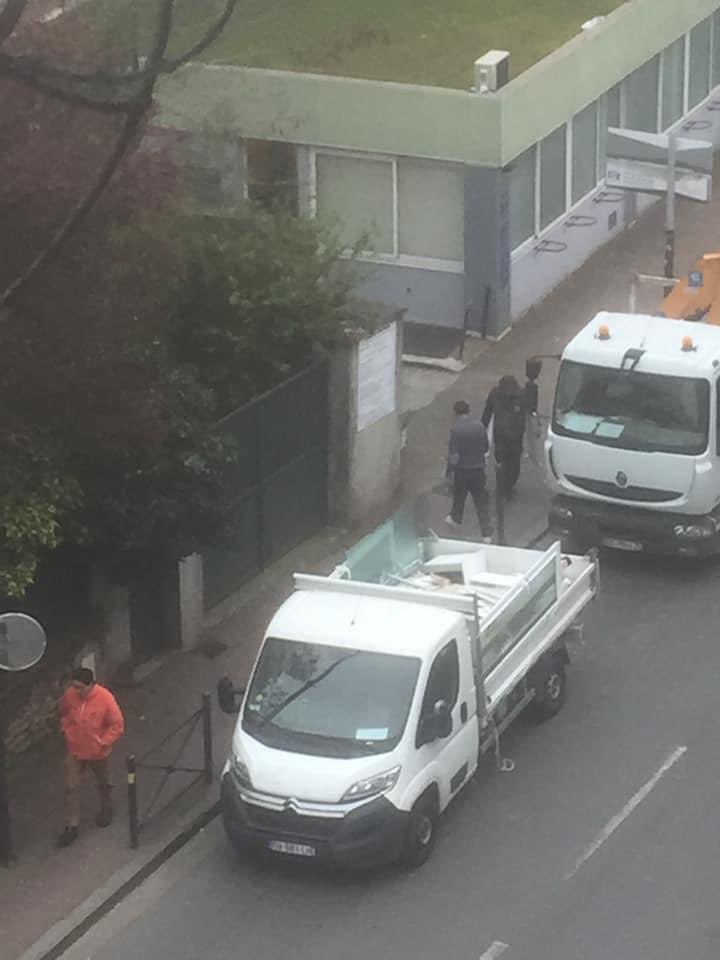 des_riverains's tweet photo. Le confinement ce n’est pas pour tout le monde : chantier intérieur rue #marcheron. Ouvriers non protégés et interlocuteurs qui répondent aux passants «on a le droit à #Vanves, on a demandé à la mairie, mais on arrête à 16h»!
Merci à la mairie de permettre ça!
Prenez soin de vous https://t.co/ccflW8Pzti
