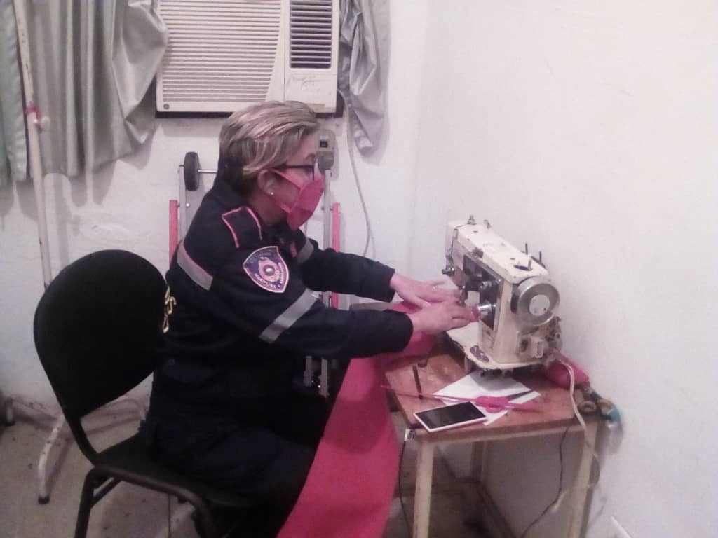 bomberostru's tweet photo. #21Mar Con el fin de continuar garantizando la protección del personal de @bomberostru nuestra Primera Comandante (B) Aidee Villa de Rodas, se une a la realización de Tapa bocas para todo nuestros funcionarios.
#LaClaveEsLaPrevencion 
#MujerEmprendedora https://t.co/Ubcz5F6jhO