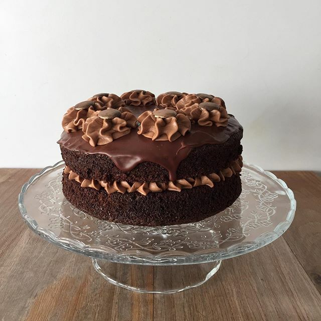 thecopperspoon's tweet photo. We made a big chocolate layer cake for tomorrow - because at times like these we thought you might need a big slice of cake - it’s take away only  but with a big smile xxx
.
.
.
#marazion #chocolatelayercake #takeaway #cakeaway #staysafe #veganchocolatec… https://t.co/tsBsiVSIci https://t.co/9UBdQhzfO9