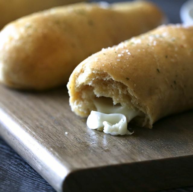 **NEW RECIPE**
Summa y'all gonna need to look away. I do not have time to debate potatoes and delicious cheese. The rest of y'all pull up a chair, this is a good one. CHEESE STUFFED GRAIN FREE BREADSTICKS. Get you some. ift.tt/398LSfm