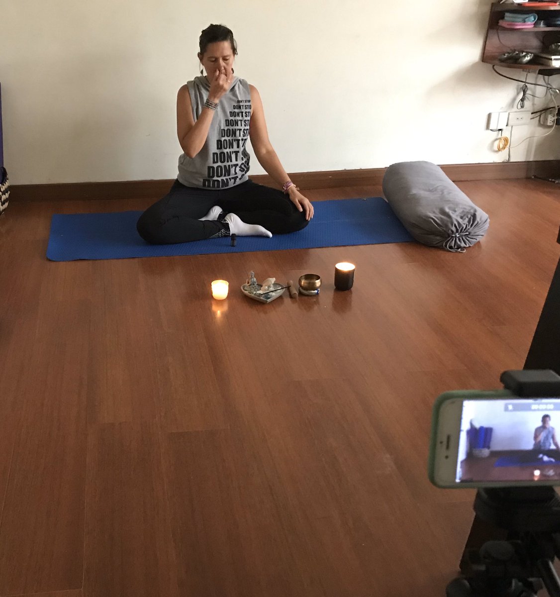 Para las personas interesadas en hacer un poco de yoga en este momento, mi esposa está transmitiendo en Instagram en @yoga_mente_calma