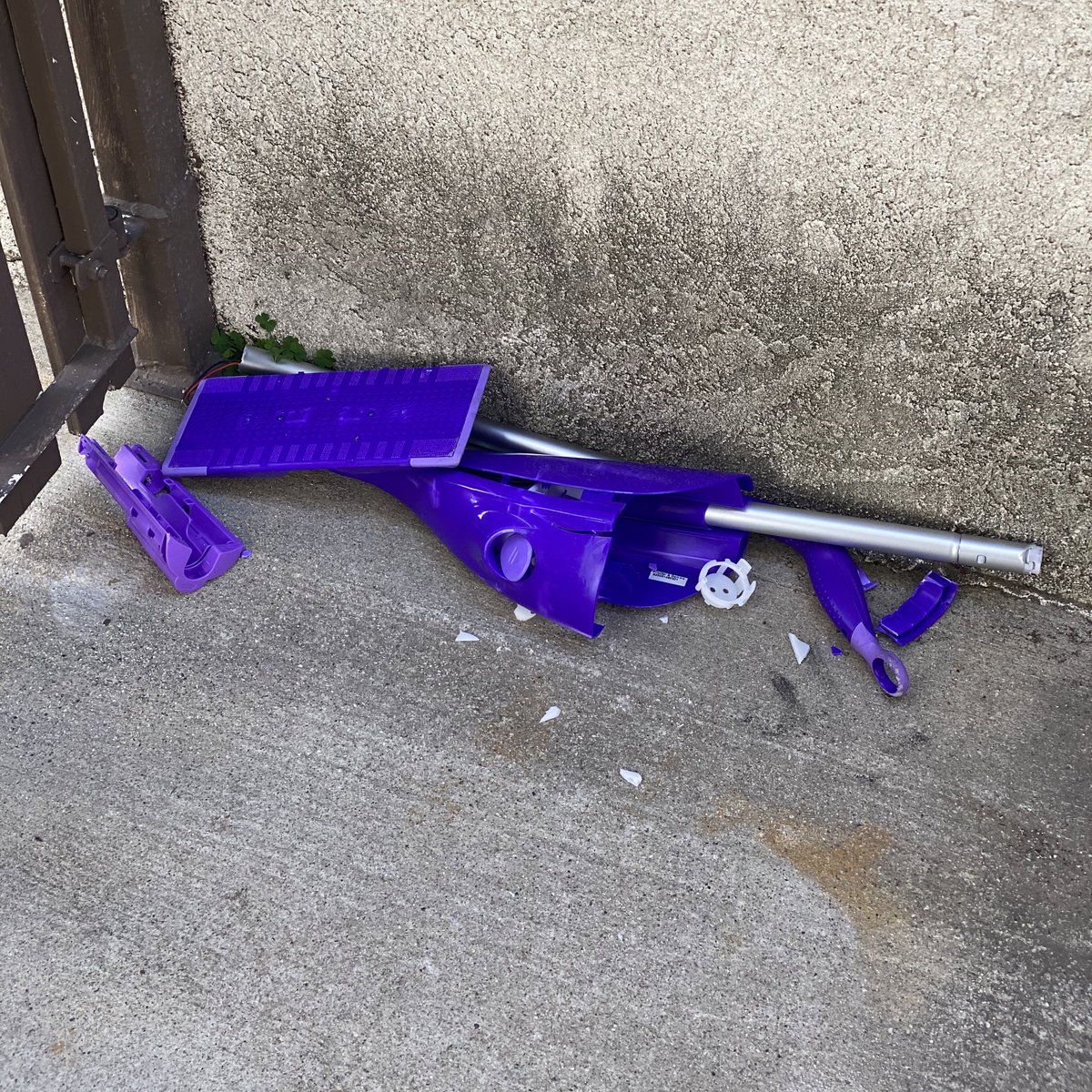 americanavenue_'s tweet image. How to fix a Swiffer: Buy a different brand. 🖕🏻#itwasntthebatteries #faultywiring #ifixeditoncebefore #fuckswiffer #swiffer