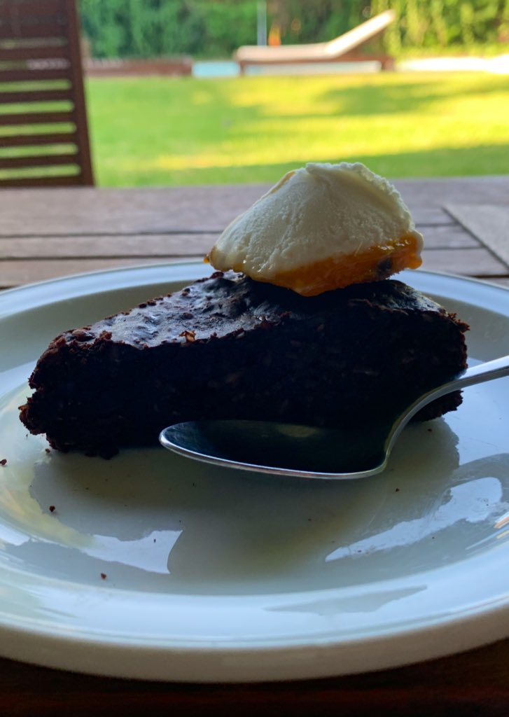 Vamos con una receta de esas que hago desde que entré a la cocina de chica. Es una torta de chocolate y manzana, pero si no tienen manzana pueden ponerle cualquier pulpa de fruta. No lleva harina así que es sin TACC certificada 