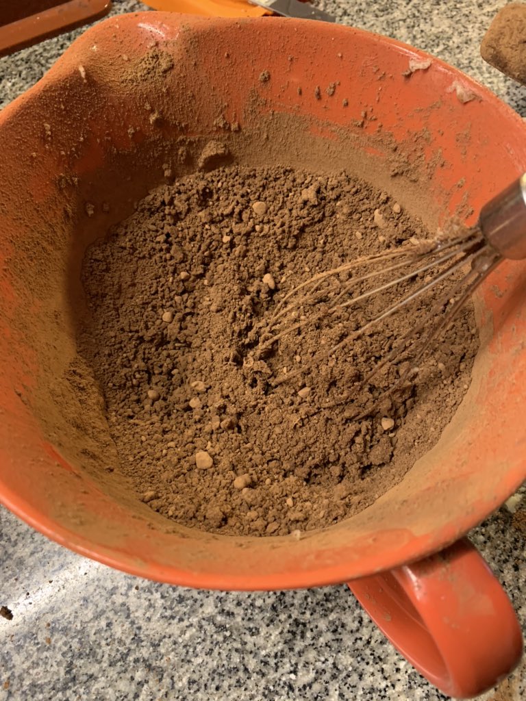 Agregamos 100g de chocolate en polvo. Yo prefiero amargo pero pueden usar nesquik si tienen. Mezclen a mano porque si meten batidora ahí van a estar limpiando chocolate en polvo de todos los rincones de la cocina hasta Julio 