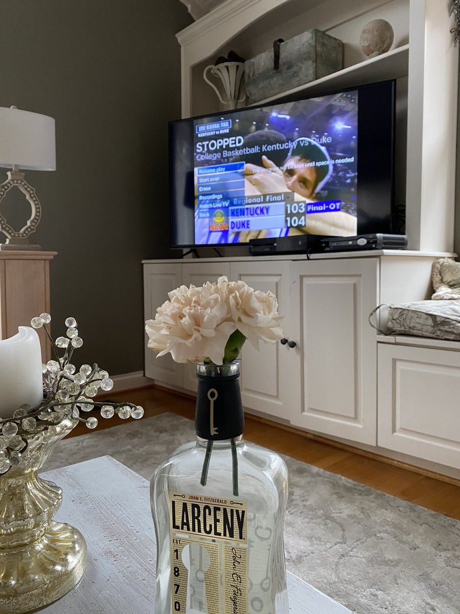 Thoughts after watching replay of ‘92 UK/Duke on <a href="/CBS/">CBS</a> - 1) forgot how cool it was that Bernadette Locke was an Asst Coach for #BBN 2) why does this still hurt?! 😂 🤦‍♀️ #Laettner