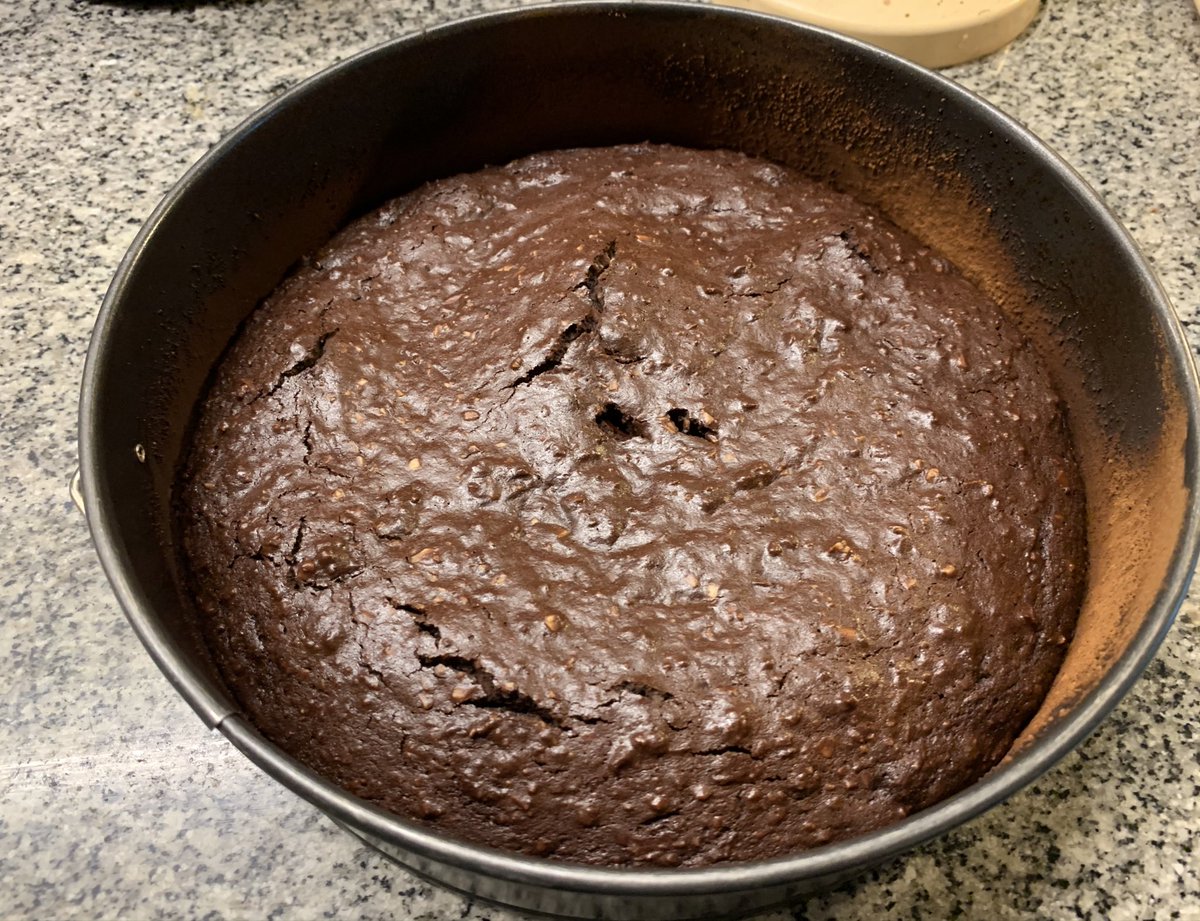 La torta a horno medio (180º) unos 30 minutos. Cuando la pinchan y sacan el palillo limpio, está. La dejan enfriar y la acompañan con crema, con helado de frambuesa ()(cómo? No tienen en el freezer?) o dulce de leche. Vale la pena, es facil y se puede frizar.