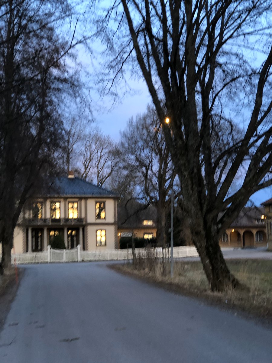 helledussen's tweet photo. Til salgs! Disse vakre bygningene var kulisse for Stompa filmene på 60-tallet i Skien. De fortjener et liv🤓 #langåsenpensjonat #lektortørdal #frognerhovedgård #tilsalgs #skien #bookandbreakfast #nursery #bakery #skriveskole #gartnerskole #engelskhage #kulturarv https://t.co/jTRFxrJW34