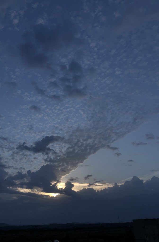 B70Dx's tweet photo. سمَاء مليانه غيّوم تخلق روقان عظِيم💙.
#اقتباسات_غِيم☁️. https://t.co/mATnA98Oao
