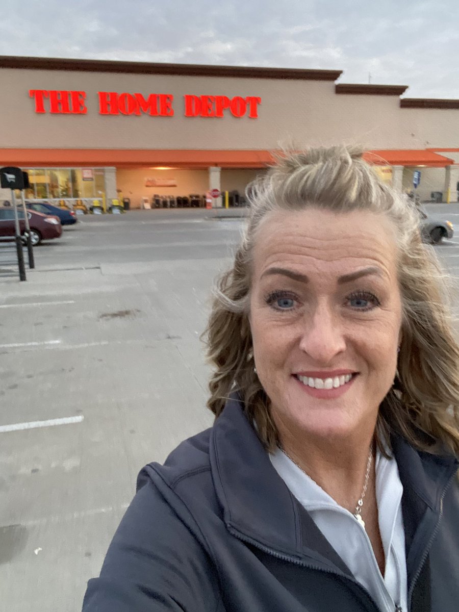 lisa_3026's tweet photo. 🙌🍊☀️💪🏻Walking out of #elite3026 with such pride tonight. Crazy long day with awesome employees and customers. Our Orange peeps are truly amazing. And our customers were kind and patient.  THD strong! 🧡🧡🧡@AlanJeffries4 @ShowMeShawnD196 @CampSweenScott https://t.co/wpdcJ0KJOy