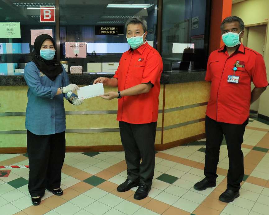 ukm_my's tweet photo. Menteri Pengajian Tinggi, Datoโ Dr. Noraini Ahmad menyerahkan sumbangan cek sebanyak RM3,000 daripada CEO EMGS kepada UKM untuk disalurkan kepada pelajar di kampus sepanjang tempoh Perintah Kawalan Pergerakan (MCO) bagi memastikan bekalan makanan & minuman mencukupi. #YBCare #UKM https://t.co/LotXzAIpRO