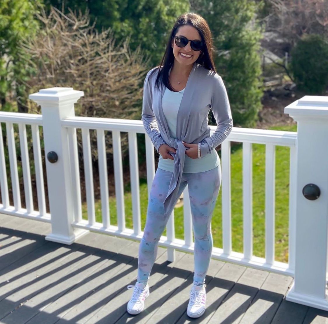 Social distancing doesn't mean you have to stay inside. Take a note from Peach Stylist, Melissa and pair your fav styles for a look that's comfy + chic, then get out and get moving!
Cardigan:buff.ly/2QQYFwX
Leggings:buff.ly/399AG2b
photo via @peachperfect_stylist