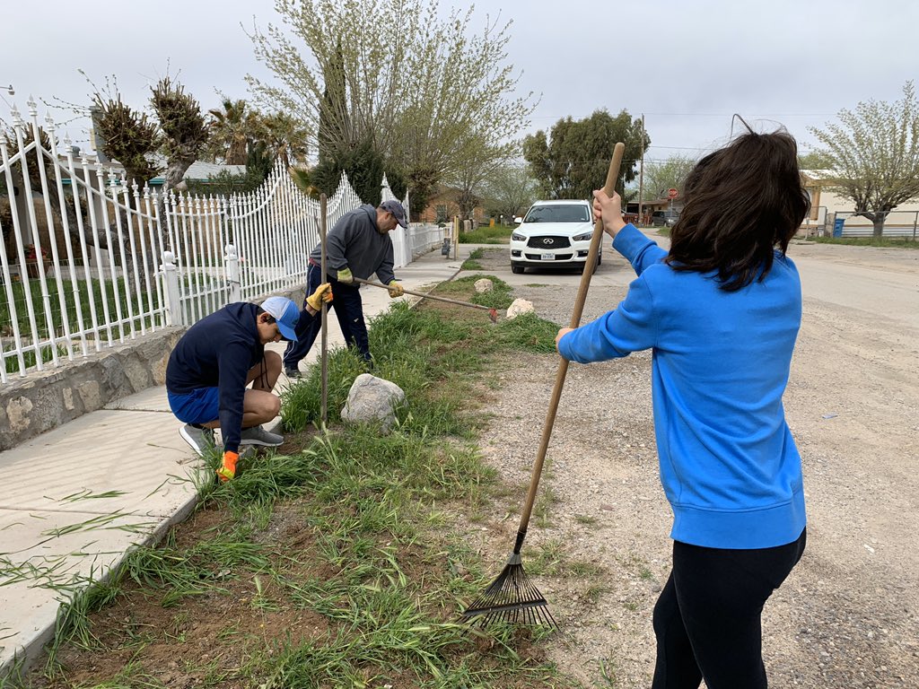 MGuerrero_EES's tweet image. AP course 📚on Yard Work at Mama’s and Papá’s(RIP)- a score of 5 ✅. You have earned your horns for today 🤣@santireyes549 @MSynergi4 #PracticingSocialDistancing