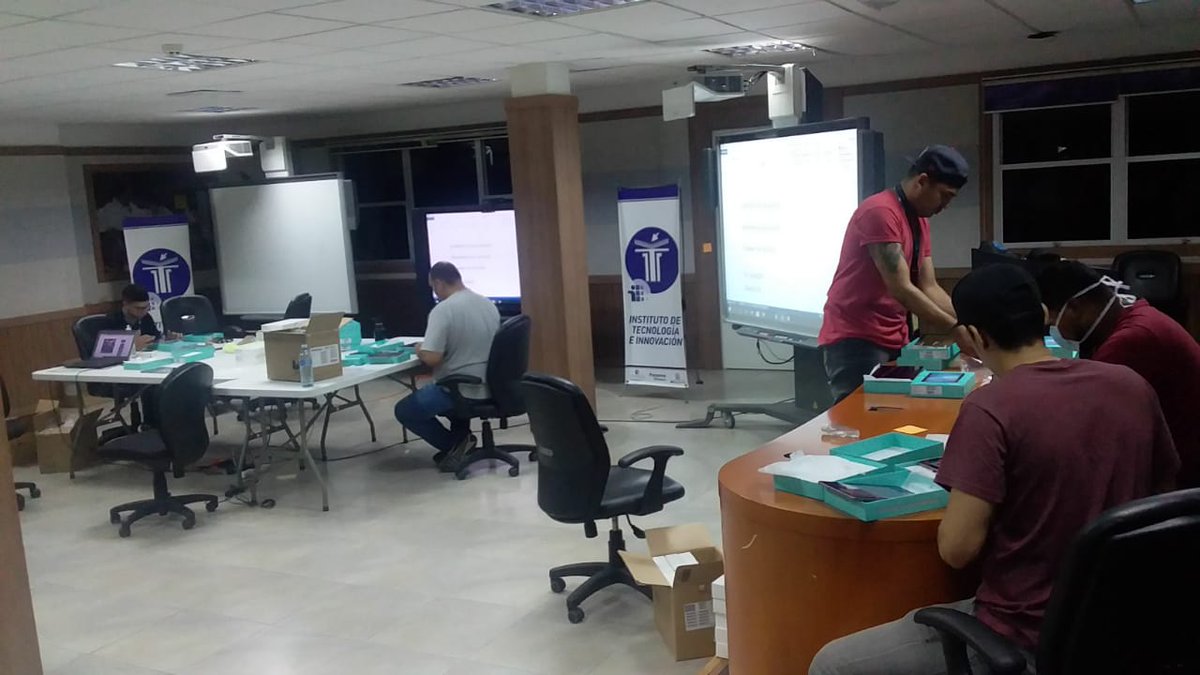 El equipo del Instituto de Tecnología e Innovación de @InnovacionPma prepara las tablets que serán repartidas a los médicos en diferentes puntos para facilitar el recaudo de la información de los pacientes, y sea registrado en tiempo real. <a href="/MINSAPma/">Ministerio de Salud de Panamá</a>