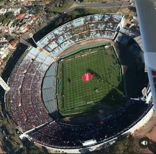 Hace como la hinchada de peñarol #QuedateEnCasa , escuchando la radio.