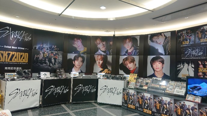 TOWER_Namba's tweet photo. 【#StrayKids】
好評いただいておりますオフィシャルグッズの販売は本日3/22までとなります。
https://t.co/grlRNq8qjZ
※ご好評につき缶バッジは全て完売しております。
※そのほか在庫の有無はお電話もしくは、店頭にてスタッフへお問い合わせ下さい。
#スキズ
#SKZ2020 https://t.co/9K77xlYOpD