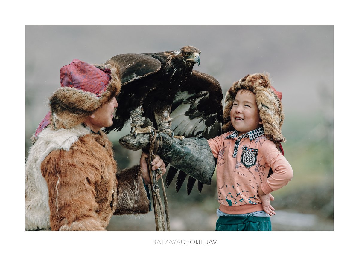 Германы ЛУФТХАНЗА (Lufthansa) нислэгийн компаний 12 сарын нислэгийн сэтгүүлд бүргэдийн соёлын тухай 10 нүүр зурагт хуудсууд гарсан билээ. Түүн дотроос аав хүү хоёрын зургууд надад илүү таалагддаг. Энэ зургаараа
НАУРЫЗ БАЯР-ын баярын мэнд дэвшүүлж байна.
Have a Happy Nauryz!💐💐💐