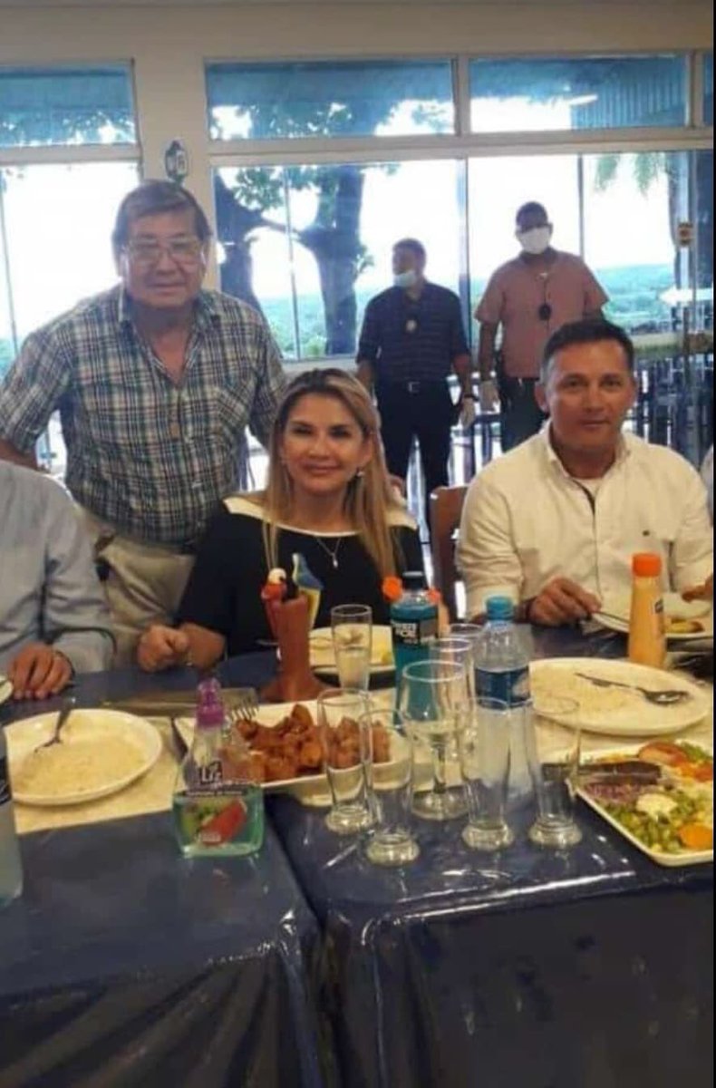 GenesisDnny's tweet photo. Mientras  todos cuarentoneamos 😁😁😁 aqui casual la Cheta inagurando su casa de Campaña en Puerto Suárez .................

Expresión no es sedición entérense https://t.co/fMlLhghta7