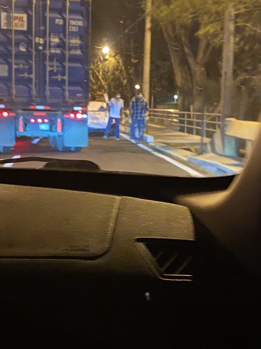 rspradoc's tweet photo. camioneros en agradecimiento por mantener las tiendas abastecidas y transportar insumos básicos para la población y si es cierto, los camioneros malos que buenos hoy están siendo #heroesSinCapaGT dando la verdadera milla extra.

Yo pido por ellos, porque no enfermen y sigan
(2) https://t.co/SA6v4e7Swg