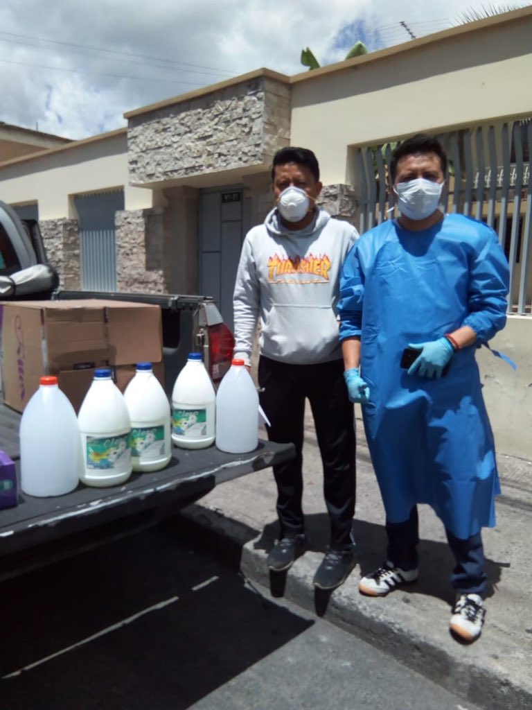 En coordinación con las 53 Juntas Parroquiales de #Pichincha, entregamos kits para fumigación e insumos como gel, mascarillas, guantes y mandiles. Es tiempo de colaborar y trabajar arduamente para prevenir contagios. Colaboremos todos y todas #QuédateEnCasa #Covid_19