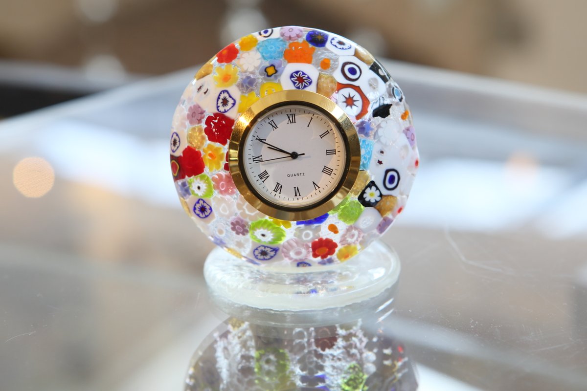 彩り豊かな「ミルフィオリ」と呼ばれるヴェネチアン・グラスを使用した