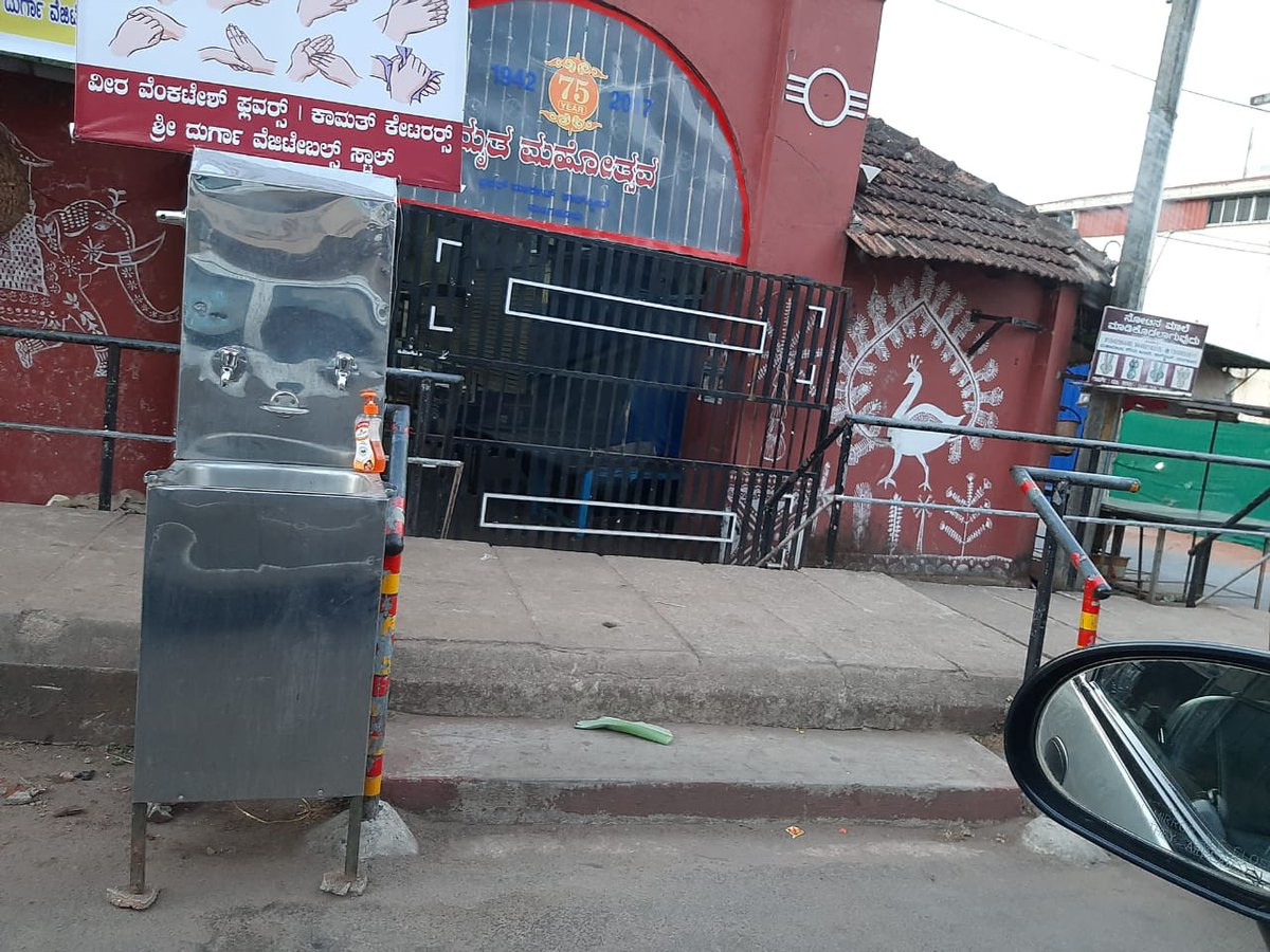 timesofindia's tweet photo. Deserted roads in Mangaluru following commencement of #JantaCurfew from 7 am today.  

PM @narendramodi had appealed for the self-imposed curfew in his address to the nation on 19th March.  

#CautionYesPanicNo #IndiaFightsCorona 

#COVID19India
#CoronavirusOutbreak 

👇 https://t.co/lo6j6zB6Fh