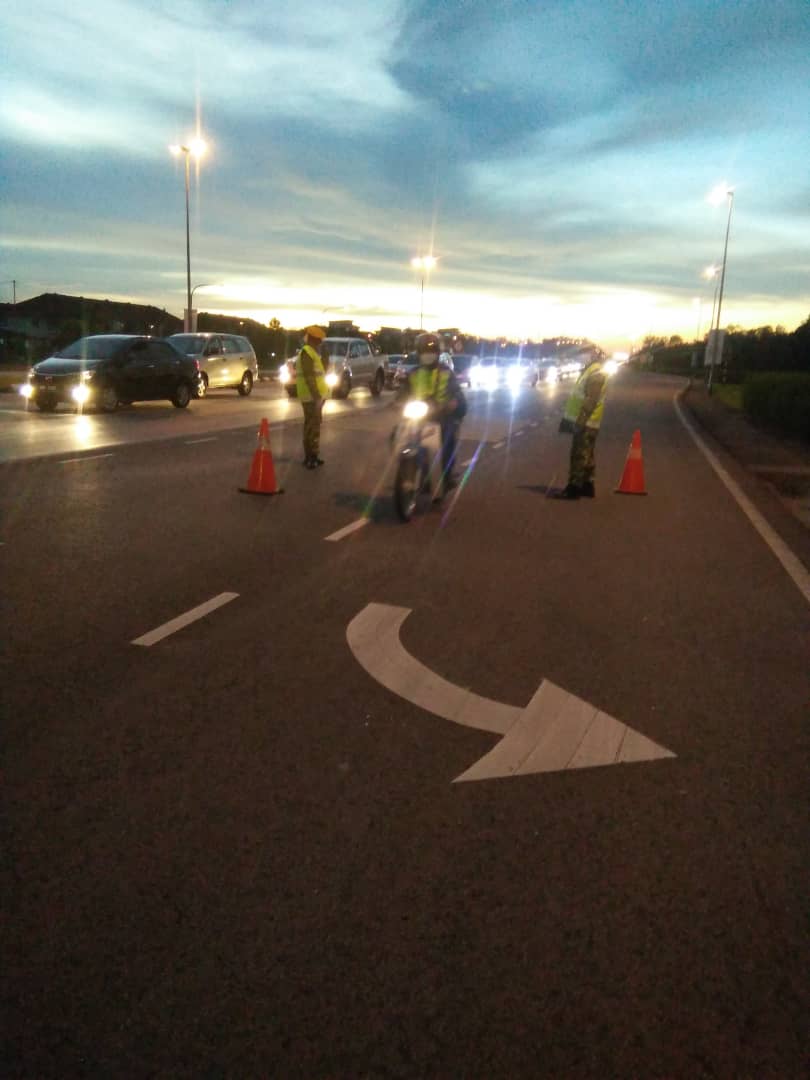 RELASamarahan's tweet photo. 21/3 - Melakukan sekatan jalan bagi menguatkuasakan Perintah Kawalan Pergerakan di Samarahan. Keadaan kenderaan melalui lokasi SJR agak berkurangan sebelah petang. 
#StayAtHome #MalaysiaBebasCovid19 #DudukRumah #SetiaBerbakti @RELA_Sarawak @relamalaysia @KDNPUTRAJAYA @abgzulfikar https://t.co/t0fCMKWrgr