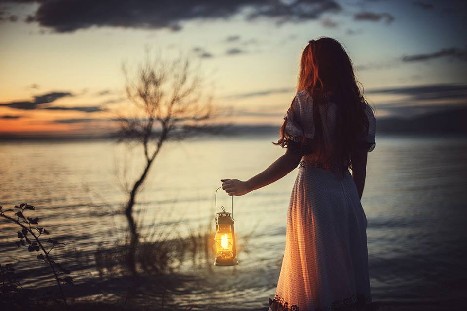 살아가다
눈물나는날있거든
의연한척 잘견뎌내세요

길을걷다
넘어지는날있거든
태연한척 다시걸어가세요

누구하나
당신의 고통과상처에
관심가져주지 않더라도

아무렇지않은척
꿋꿋하게 잘살아가세요

힘이들어 모든것 포기하고싶더라도 
아닌척 그냥일어나걸어보세요 
지나고나면별것아닌 점입니다